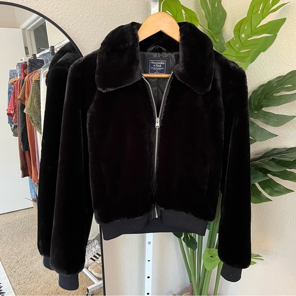 ✨ Abercrombie & Fitch Faux Fur Bomber Jacket S | Luxe Cropped Zip-Up - Picture 1 of 5